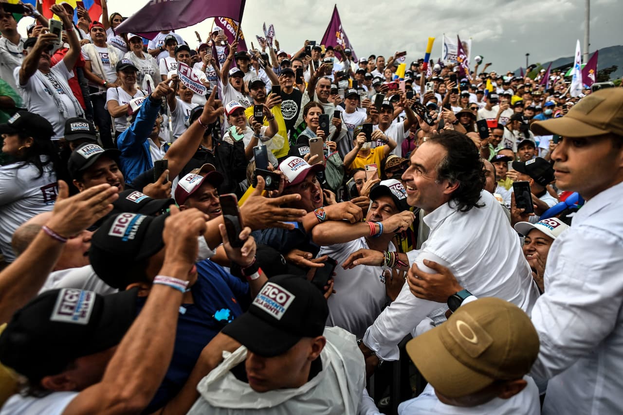 Gutiérrez saluda a sus seguidores en su cierre de campaña. Hubo intimidaciones contra Petro y Gutiérrez denunció también intimidaciones que, sumadas a un clima tenso por la violencia, despierta el temor 
<b>al magnicidio en un país donde cinco candidatos presidenciales fueron asesinados en el siglo XX. </b>
<br>
