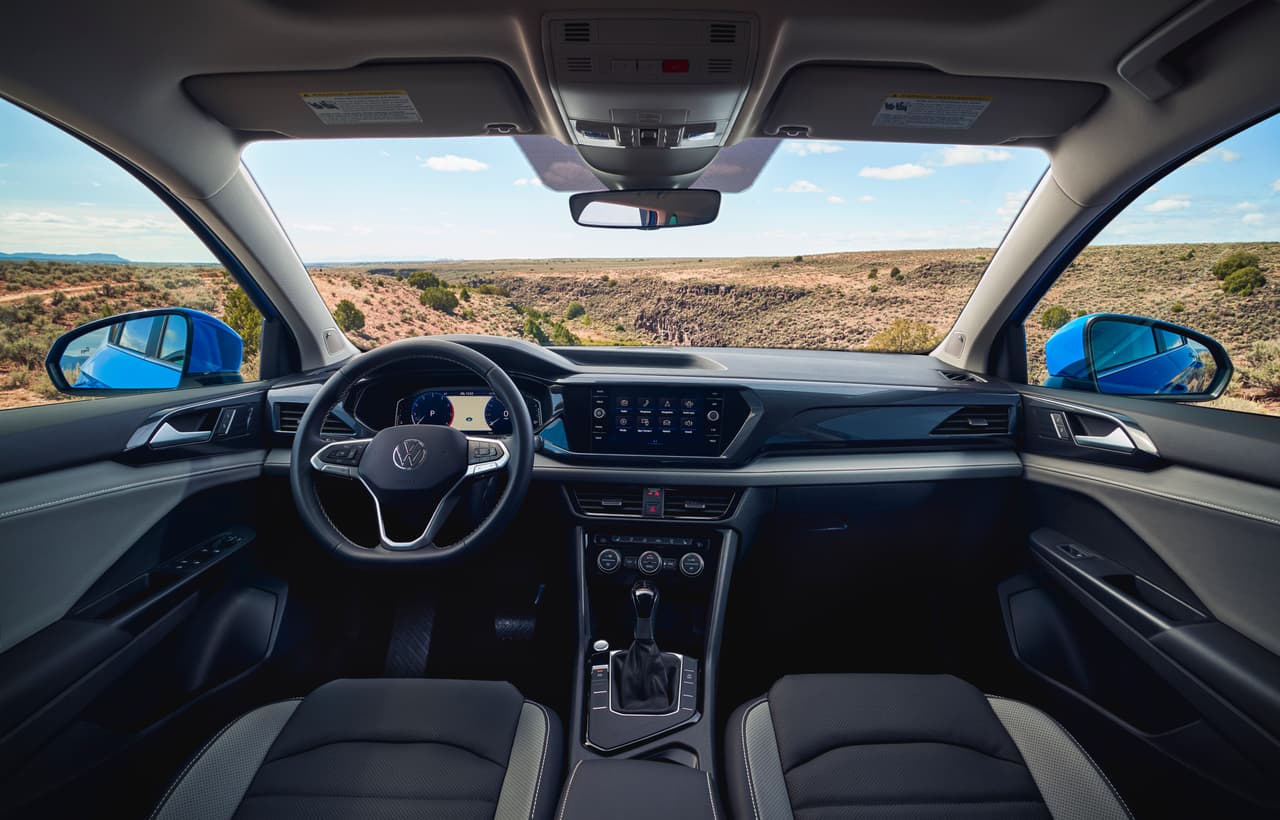 Una vez en el habitáculo, la Volkswagen Taos presenta un diseño moderno de líneas limpias y con un enfoque horizontal.