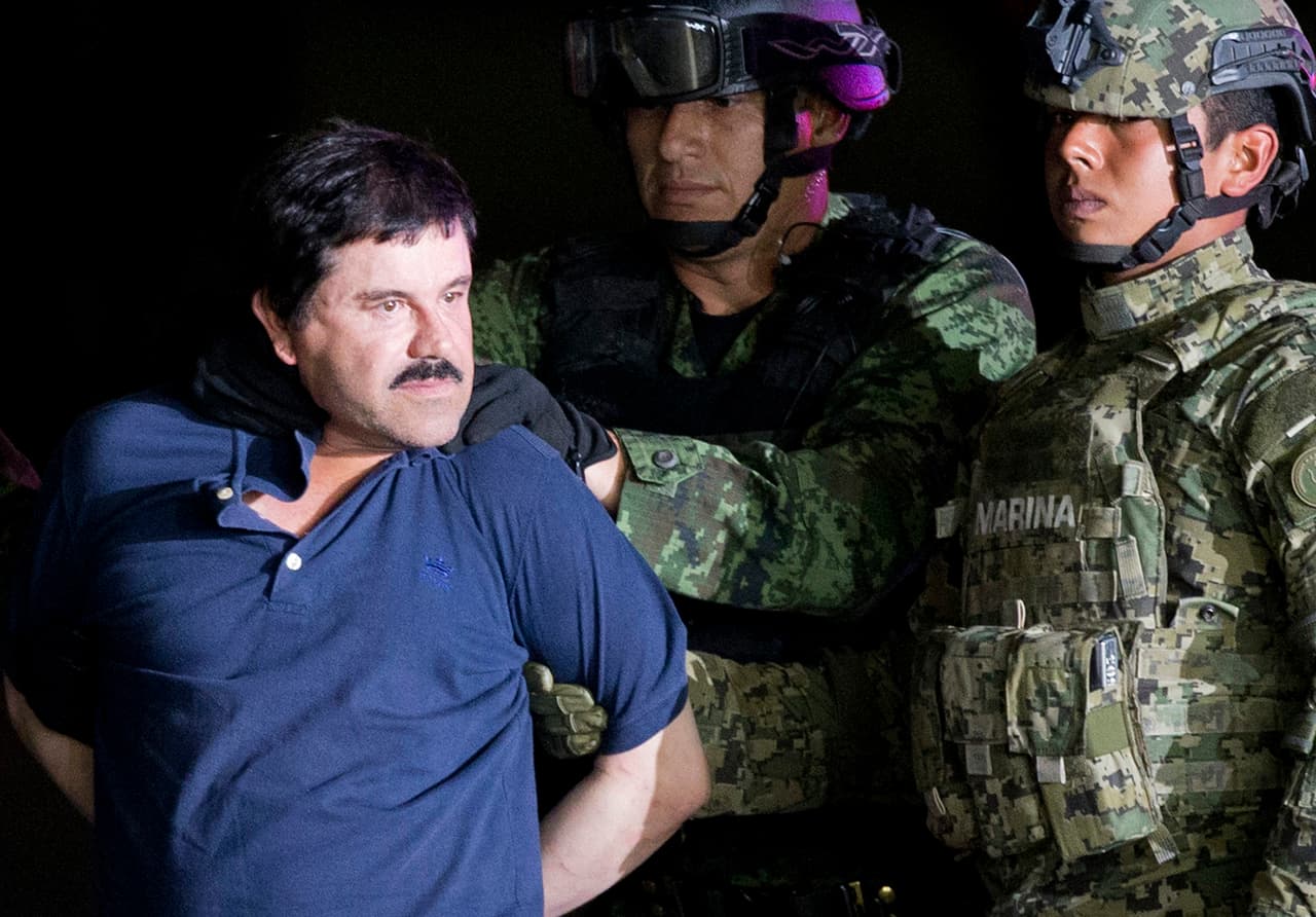 <b>Joaquín ‘El Chapo’ Guzmán: 8,500,000 de dólares de recompensa.</b> Luego de escapar dos veces de la prisión en México, el conocido narcotraficante mexicano 
<a href="https://www.univision.com/noticias/narcotrafico/nuevo-abogado-de-el-chapo-asegura-que-la-batalla-en-el-juicio-sera-entre-el-capo-y-los-sapos">fue llevado a juicio en Nueva York, donde permanece encarcelado</a>. Las autoridades de EEUU habían ofrecido hasta 5,000,000 de dólares por información que condujera a su captura y México unos 3,500,000.