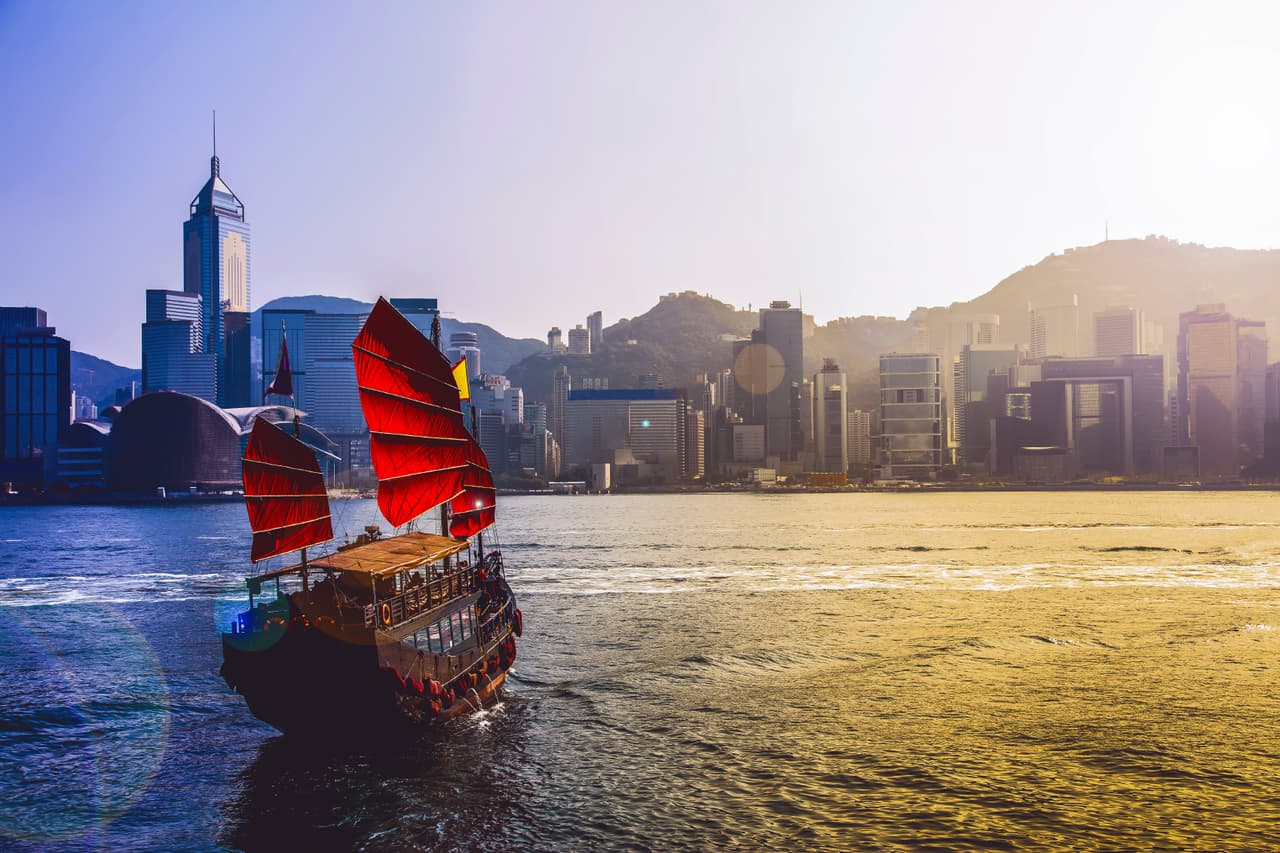Hong Kong. Un ensamble cultural único: una imponente ciudad asiática con influencia occidental. La noche la viste de luces que atraen todas las miradas. Paseos en barco, tranvías, el Ocean Park... y Disney Hong Kong, a tan sólo 15 minutos de la ciudad, según el ‘tour operator’.