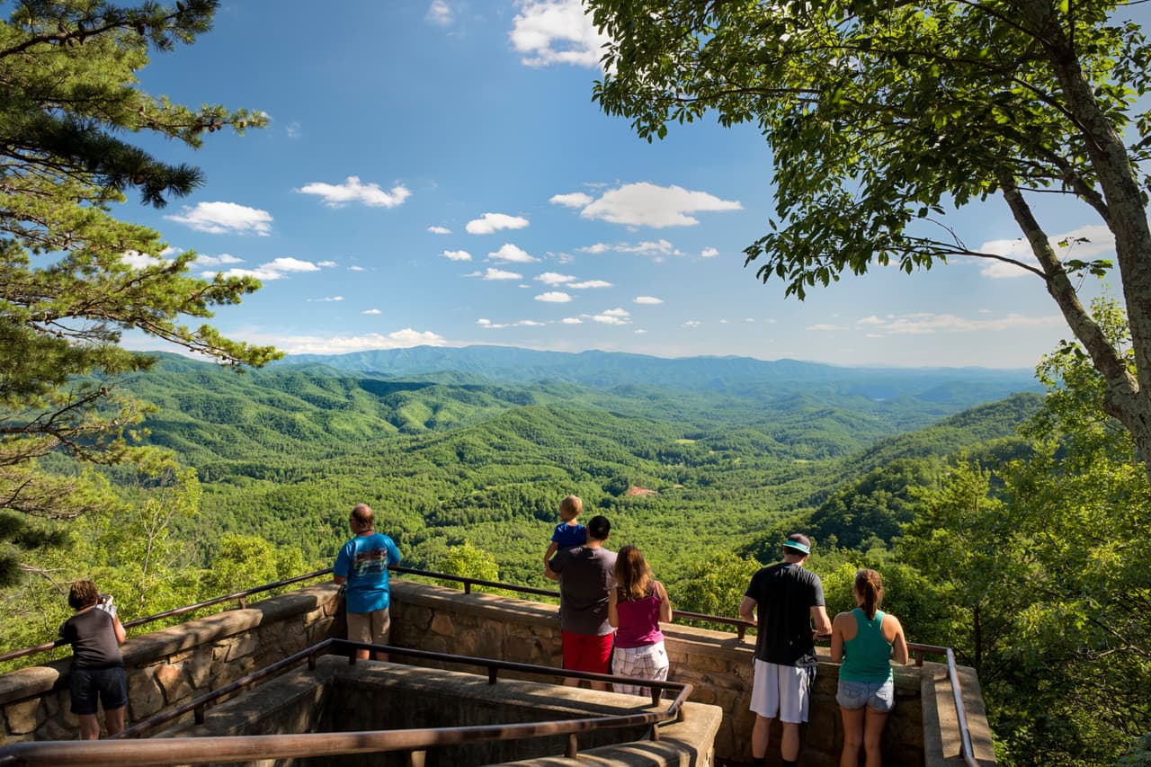 Tennessee. Ahí pueden visitar el parque temático Dollywood, el parque nacional de las Grandes Montañas Humeantes, acuarios, el Museo del Titanic y el ‘zoo’ de Memphis. No dejen de hacer deportes de aventura, y den un paseo por las montañas.