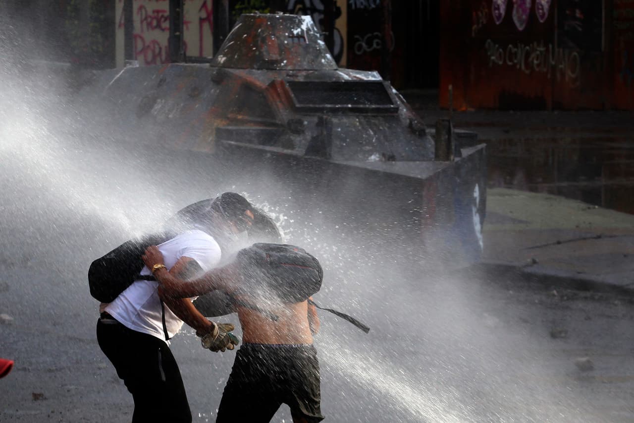 Las manifestaciones dejaron 
<b>al menos 26 muertos y miles de heridos</b>. Además, el Instituto Nacional de Derechos Humanos ha interpuesto desde el inicio de las revueltas 943 denuncias contra agentes del Estado: cinco son por homicidio, 
<b><a href="https://www.univision.com/noticias/america-latina/me-dijo-que-me-bajara-los-calzones-hasta-las-rodillas-una-joven-denuncia-vejaciones-sexuales-al-ser-detenida-en-protestas-en-chile" target="_blank">750 por torturas y tratos crueles y 134 por violencia sexual </a></b>(desnudamientos, tocamientos y cuatro violaciones).