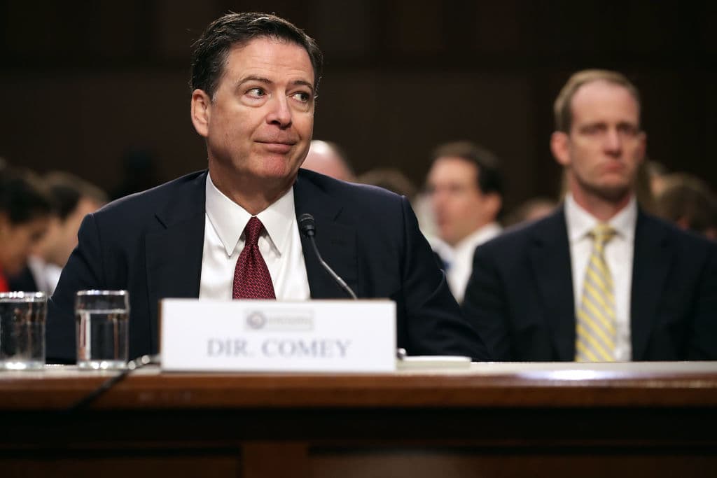 Rodeado de polémica estuvo también el 
<b>despido del director del FBI, James Comey,</b> cuando investigaba los posibles contactos entre la campaña de Trump y la inteligencia rusa para interferir en las elecciones. Su despido estuvo seguido de una esperada 
<b><a href="http://www.univision.com/noticias/politica/comey-afirma-que-fue-despedido-para-cambiar-la-marcha-de-la-investigacion-del-rusiagate" target="_blank">comparecencia ante el Congreso</a></b> en la que manifestó su desconfianza en el presidente. Comey reveló que, temeroso de que Trump pudiera mentir sobre los encuentros que tuvieron, decidió llevar un registro preventivo de sus conversaciones. 
<b>Estuvo al frente del buró desde 2013 pero solo duró 110 días durante la administración de Trump</b>.
