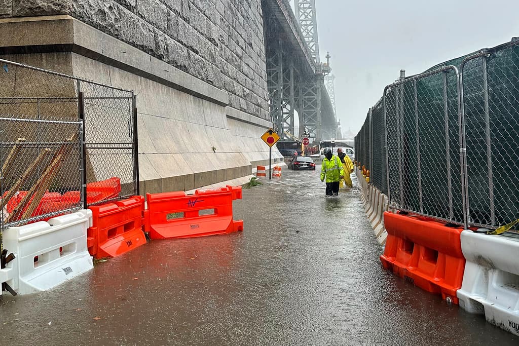 A través de su cuenta de X, la Gobernadora Kathy Hochul 
<b>hizo extensivo esta declaratoria a Long Island y el valle de Hudson. </b>“Declaro estado de emergencia en la ciudad de Nueva York, Long Island y el valle de Hudson debido a las lluvias extremas que estamos viendo en toda la región”, posteó.
<br>