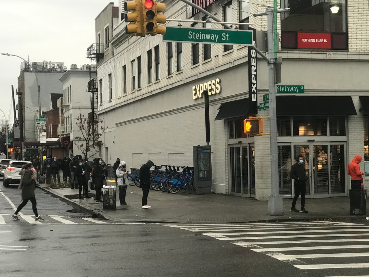 Autoridades de Nueva York siguen pidiendo a los neoyorquinos no viajar para la celebración del 
<a href="https://www.univision.com/temas/thanksgiving">Día de Acción de Gracias</a>, a medida que la ciudad está cada día más cerca de convertirse en una zona naranja. Esta foto fue tomada en Queens.