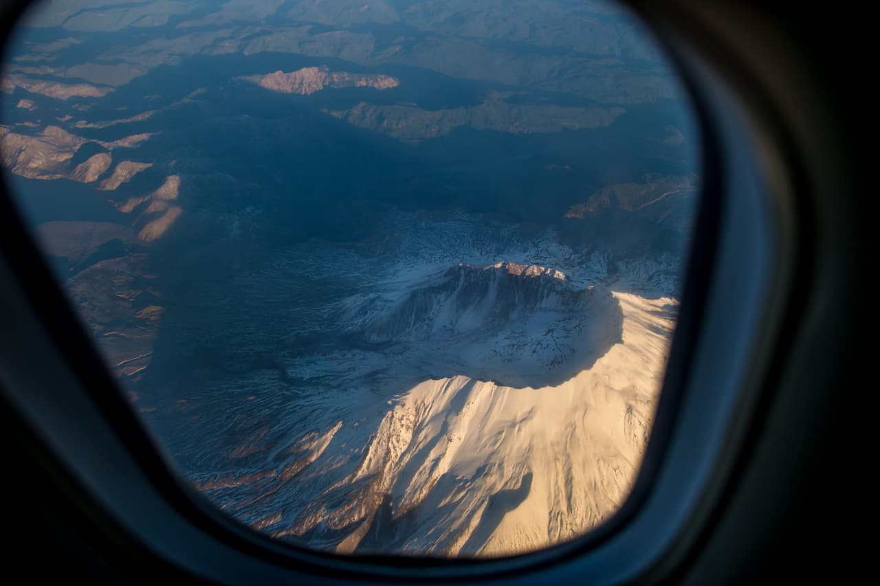 <b>Puesto 2: Mount St. Helens, Washington. Índice de amenaza general: 235. </b>Su erupción más reciente fue en 1980, destruyendo un total de 3 millones de metros cuadrados de territorio, principalmente bosques de pino. Cerca de 60 personas murieron, 250 casas, 47 puentes, 15 millas de vías ferroviarias y 185 millas de carreteras fueron totalmente destruidas.