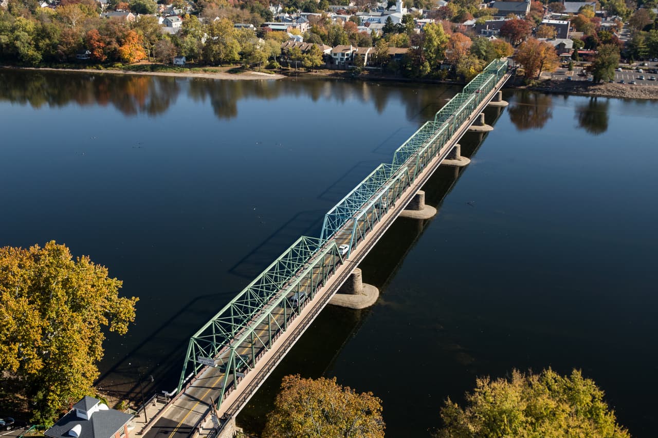 A partir del 
<b>11 de abril</b>, los peajes de automóviles
<b> aumentan de $ 1 a $ 1.25 </b>para los conductores con una 
<a href="https://turnpikeinfo.com/toll-payments.php?state=pennsylvania" target="_blank">cuenta E-ZPass</a>, el 
<a href="http://www.drjtbc.org/2019/12/new-hope-lambertville-bridges-100th-anniversary-of-public-ownership-and-free-passage-is-nigh/" target="_blank">New Hope - Lambertville</a> está incluido entre los puentes seleccionados. 
<br>