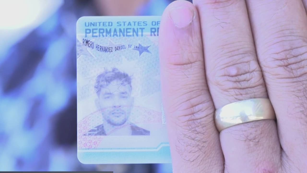 <b>En video 📹 </b>Autoridades en Texas advierten que, si no llevas tu tarjeta de residencia contigo cuando te la piden agentes federales, podrías enfrentar multas o incluso cargos por un delito menor.