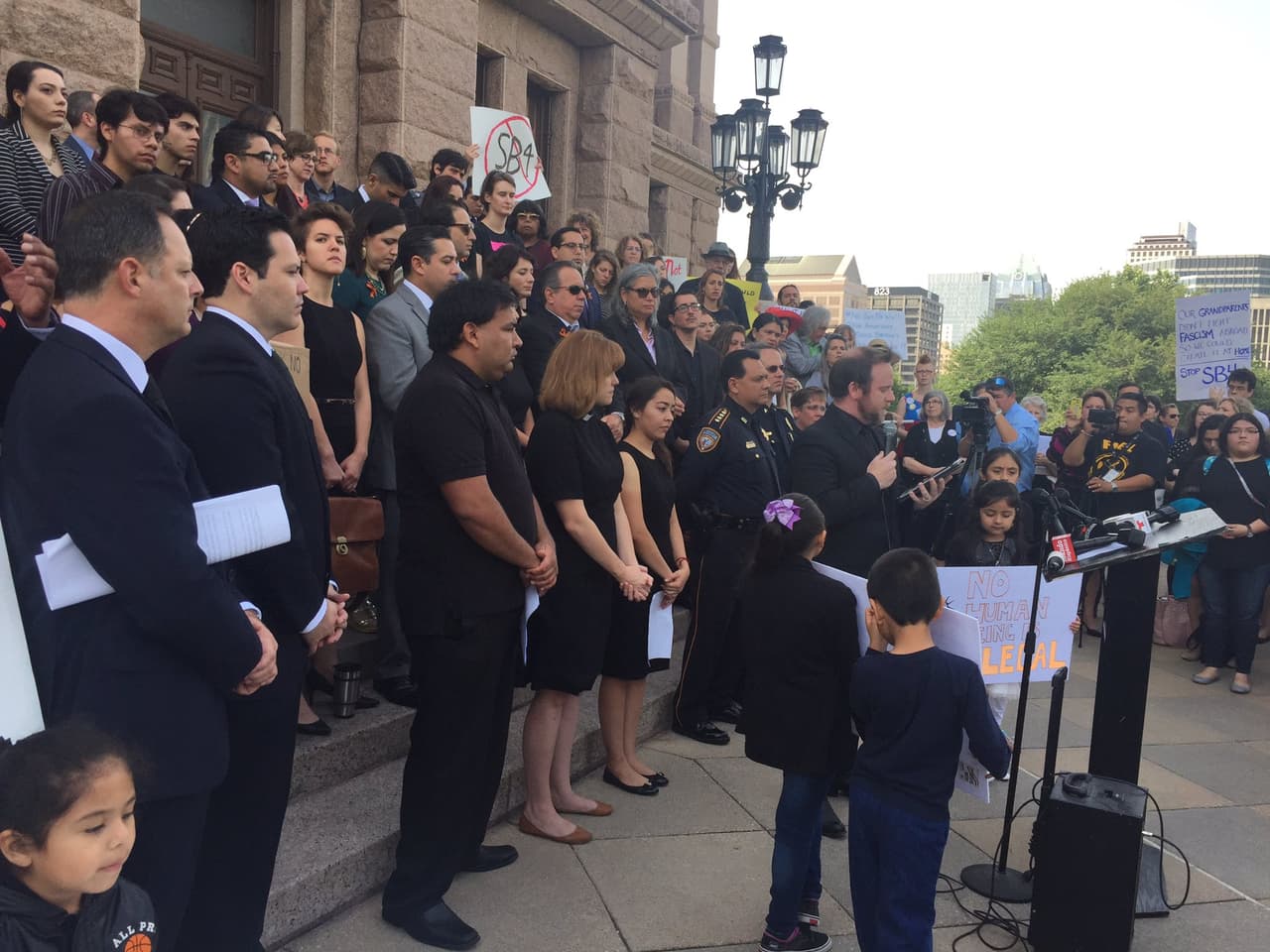 <b>Miembros de diversas iglesias en Texas</b>. Miembros del clero se han opuesto a la medida ya que afirman que esta crea división y discriminación entre personas de la misma comunidad. Este miércoles, previo a la votación de la SB4, un sacerdote representante de Caridades Católicas afirmó que “Texas debe recibir a los inmigrantes necesitados”.
<br>