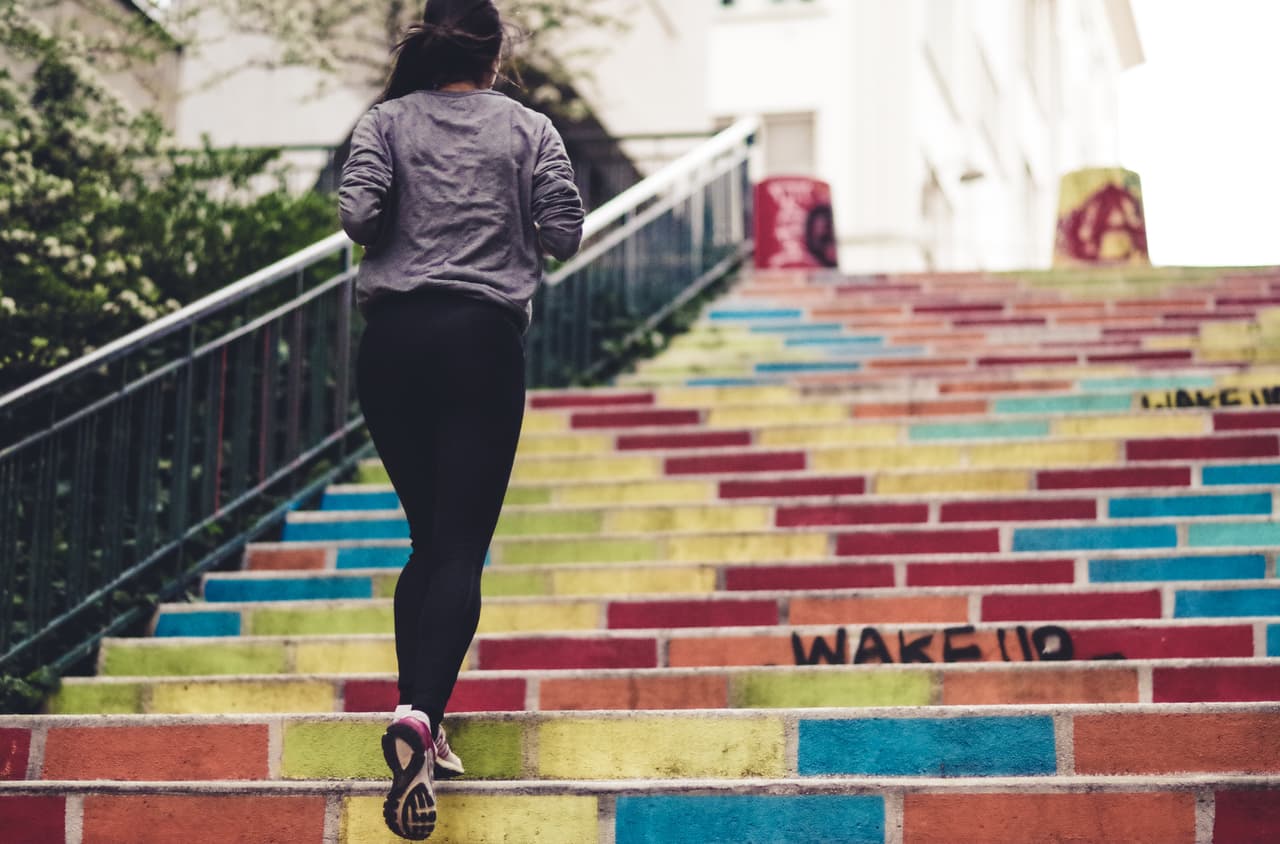 Para acelerar el metabolismo también puedes 
<b>practicar ejercicio de alta intensidad o HIIT</b> (las siglas de High Intensity Interval Training, en inglés).
<b> </b>Una vez concluido el ejercicio, tu cuerpo sigue quemando calorías, aunque estés tumbado en el sofá. En 
<a href="https://www.univision.com/noticias/salud/las-excusas-mas-habituales-para-dejar-de-hacer-ejercicio-y-trucos-para-no-tirar-la-toalla">este artículo</a> apuntamos algunos trucos para combatir la pereza a la hora de hacer ejercicio.