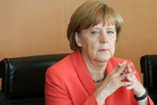 <b>Puesto 20: Angela Merkel, canciller de Alemania.</b> Ha recibido elogios mundiales por su respuesta tranquila, inmediata y efectiva a la pandemia. Merkel, una científica capacitada, impuso estrictas medidas de distanciamiento social que modeló ella misma. Esas políticas y las pruebas tempranas y generalizadas han ayudado a mantener el número de muertos en su país muy por debajo de la media de sus vecinos europeos.