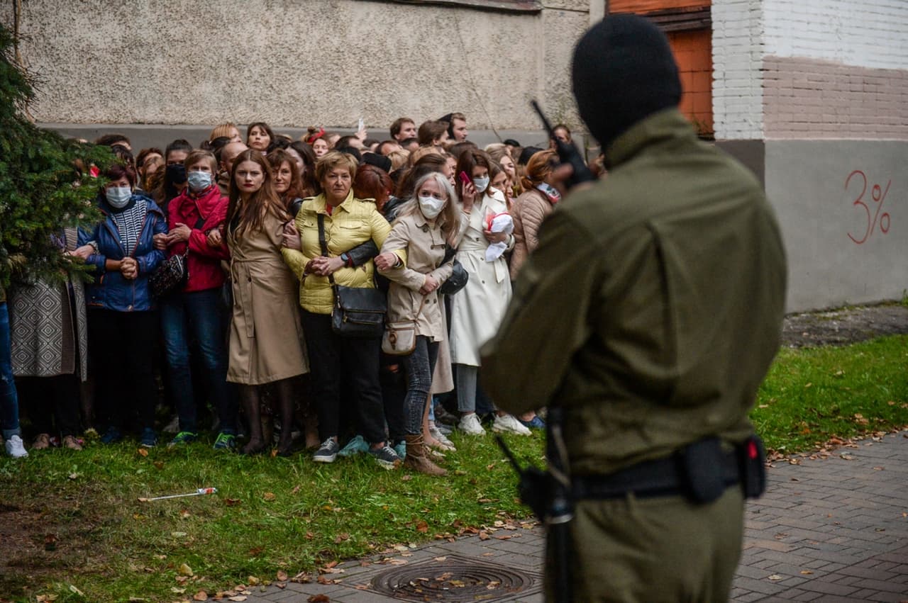 <b>‘La protesta tiene rostro de mujer’</b>
<br>
<br>Mención honrosa en la categoría ‘documental y fotoperiodismo’. “Participantes de una protesta de mujeres en apoyo de la líder de la oposición bielorrusa Maria Kolesnikova, quien había sido arrestada el día anterior", explicó el concurso. 
<br>
<br>"Se paraban con los brazos entrelazados para evitar más arrestos de fuerzas de seguridad enmascaradas y sin identificación”, añadió.
<br>