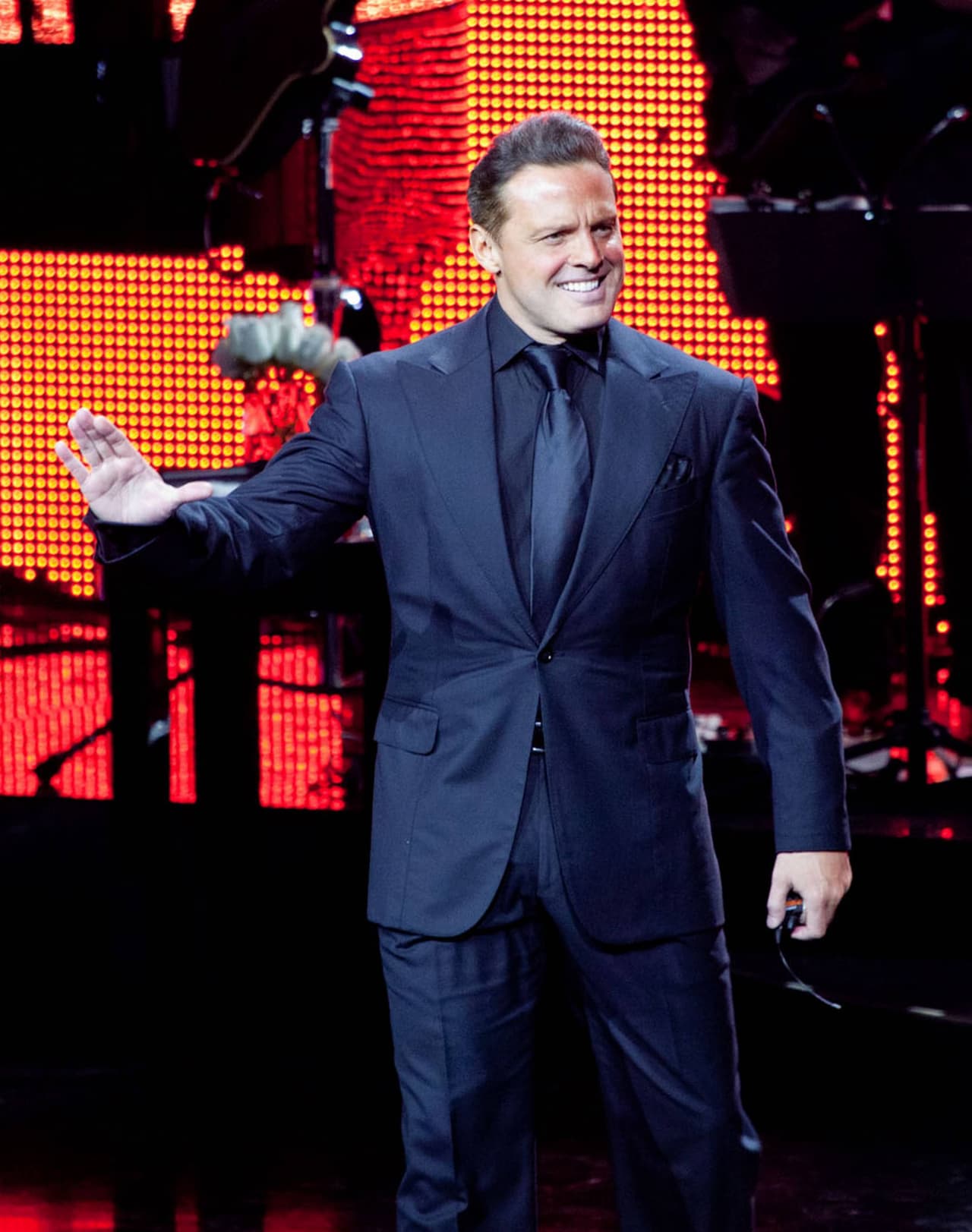Tras la supuesta muerte de Luis Miguel, este habría sido reemplazado por otros hombres iguales en físico y talento. Hasta ahora, el intérprete no ha comentado sobre esta teoría.