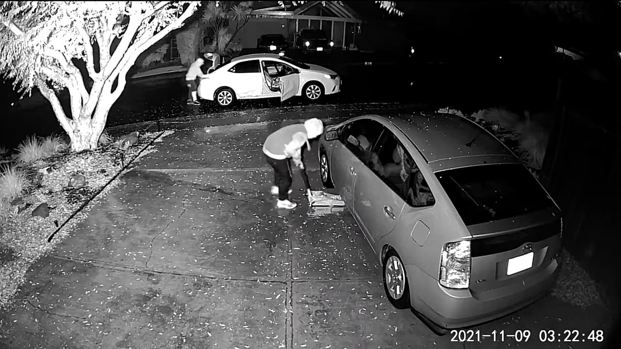 <b>Video. </b>Así de fácil y rápido roban los convertidores catalíticos de vehículos como el Toyota Prius