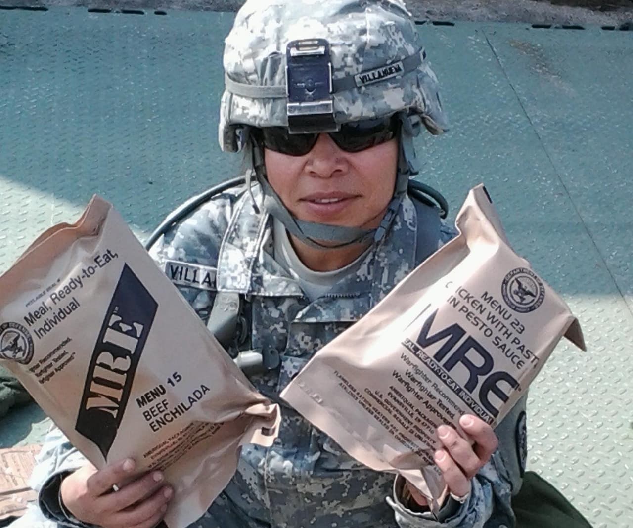 Marta Vázquez sirvió siete años en el ejército algunos de ellos en Corea del Sur e Irak. En esta imagen muestra paquetes de raciones militares.