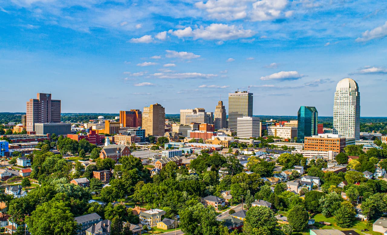 <b>Puesto 16. Winston-Salem, Carolina del Norte.</b>
<br>
<br>Precio promedio de una residencia unifamiliar: 192,990 dólares.
<br>Renta mensual: 1,275 dólares.
<br>Cuota inicial del 20% para hipoteca: 38,598 dólares.
<br>Pago mensual de la hipoteca (luego del 20% de inicial): 866 dólares. 
<br>Diferencia entre alquiler e hipoteca mensual: 409 dólares.
<br>Ahorro al comprar en lugar de alquilar: 4,908 dólares al año.