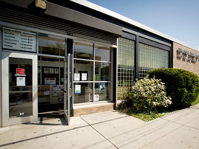 <b>West Oak Lane Library</b>
<br>2000 E Washington Lane
<br>Philadelphia, PA 19138-1344
<br>215-685-2843
<br>
<br>La 
<a href="https://libwww.freelibrary.org/locations/west-oak-lane-library" target="_blank">sucursal de West Oak</a> Lane abrió por primera vez al público el 26 de agosto de 1957. 2000 personas visitaron la biblioteca durante la primera hora que estuvo abierta. En 1980, ocurrió un desastre y la sucursal de West Oak Lane fue destruida casi por completo por un incendio. Después de la reconstrucción, volvió a abrir en 1985. La biblioteca fue renovada en 2000.
<br>