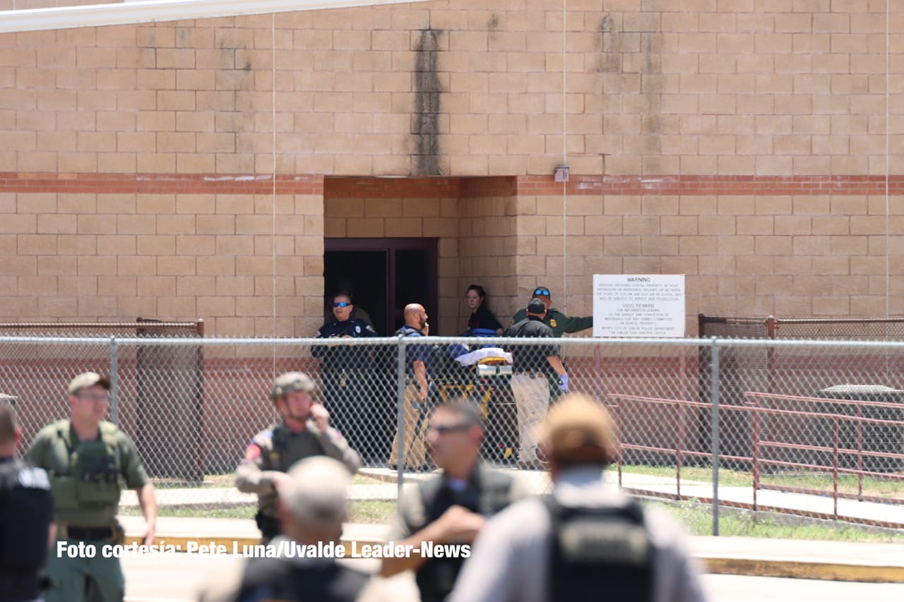 El propio jefe de Seguridad Pública de Texas, Steven McCraw, reconoció que fue un error no tumbar la puerta del salón donde estaba atrincherado el atacante con los alumnos y dos maestras. 
<b>"Fue una mala decisión, punto. No hay excusas para no haberlo hecho</b>", admitió en una conferencia de prensa.