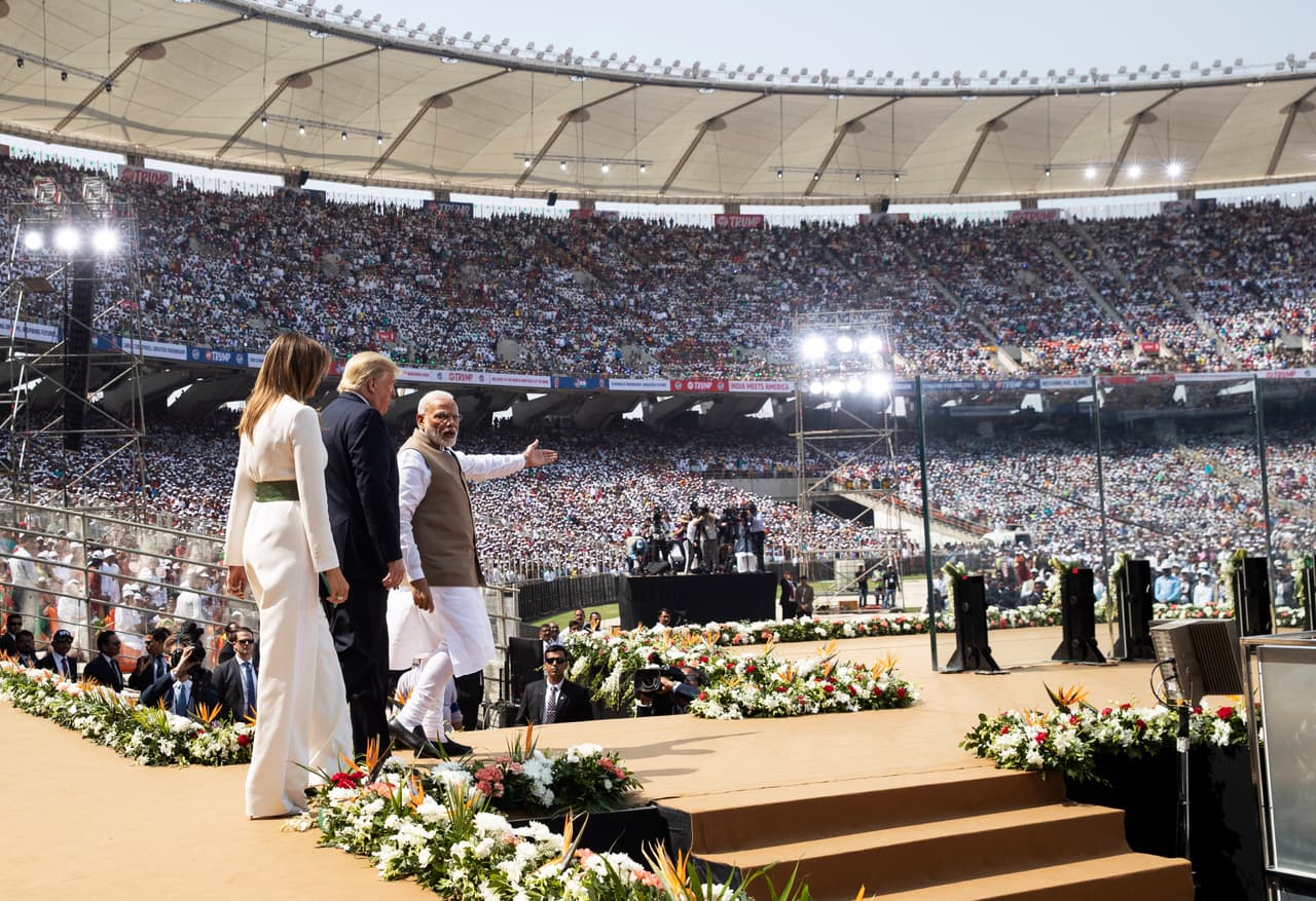 Trump inició su discurso declarando que había viajado 8,000 millas para llevar el mensaje de que “Estados Unidos ama a India, Estados Unidos respeta a India y Estados Unidos siempre será fiel y amigo fiel del pueblo indio”.