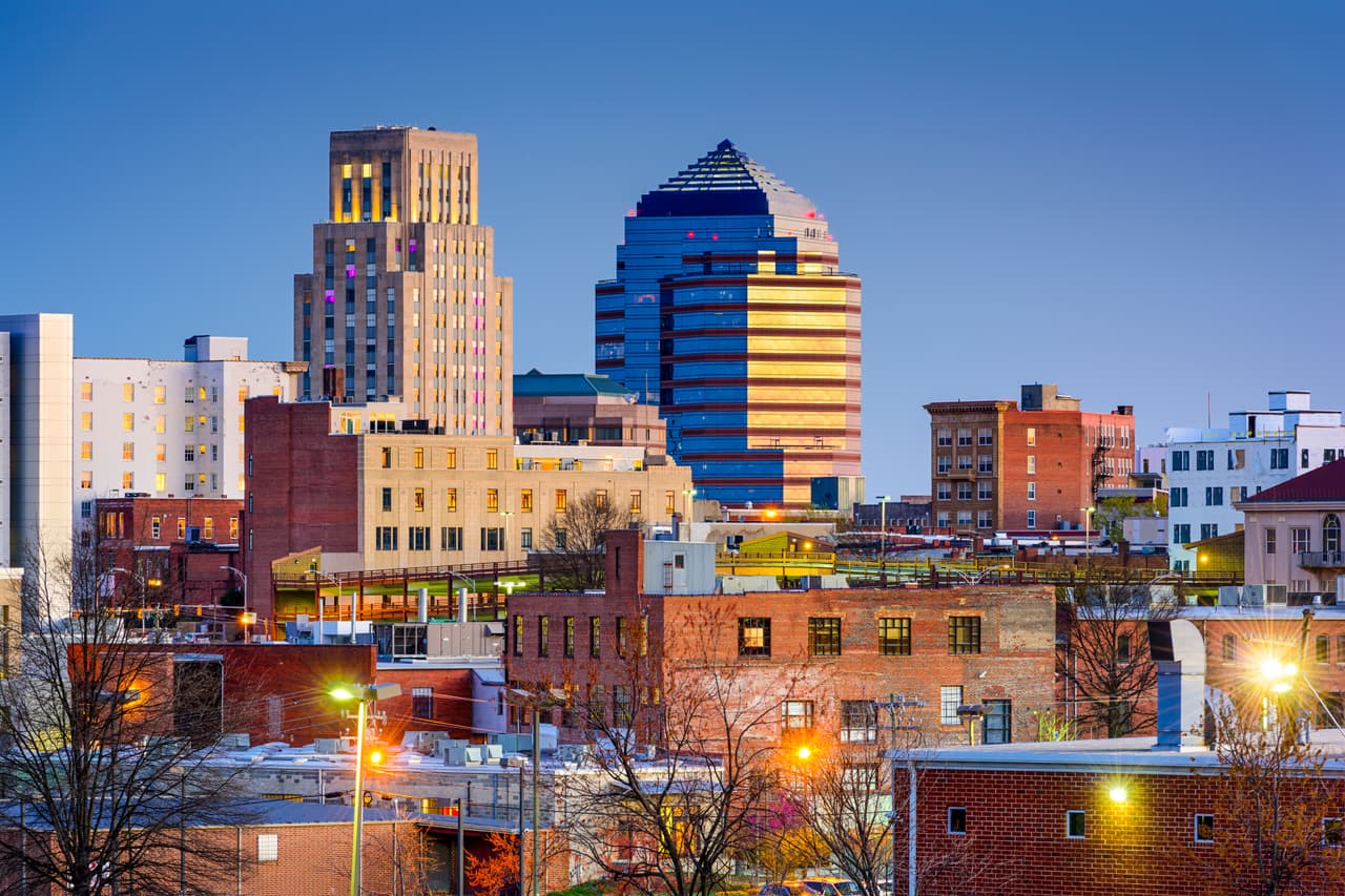 <b>Puesto 6: Durham, Carolina del Norte.</b> Es una ciudad en crecimiento con grandes espacios verdes y hogar del magnífico parque estatal Eno River. Tiene un ambiente relajado e inclusivo donde vive una gran comunidad de artistas que contribuyen a la vibrante escena del entretenimiento local. Está a solo 30 minutos en auto de Raleigh, muy cerca de las diversas ventajas de otra gran ciudad.