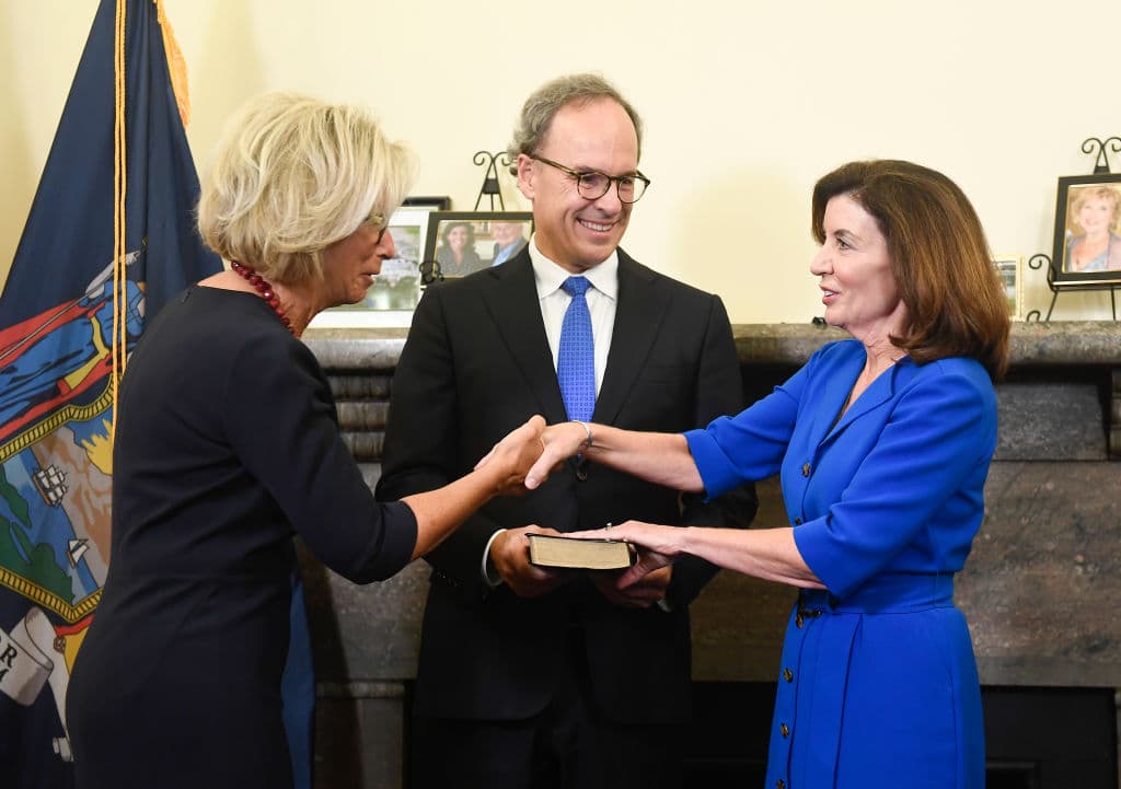 Hochul se convierte en la primera gobernadora de Nueva York y marca el final de la dinastía Cuomo