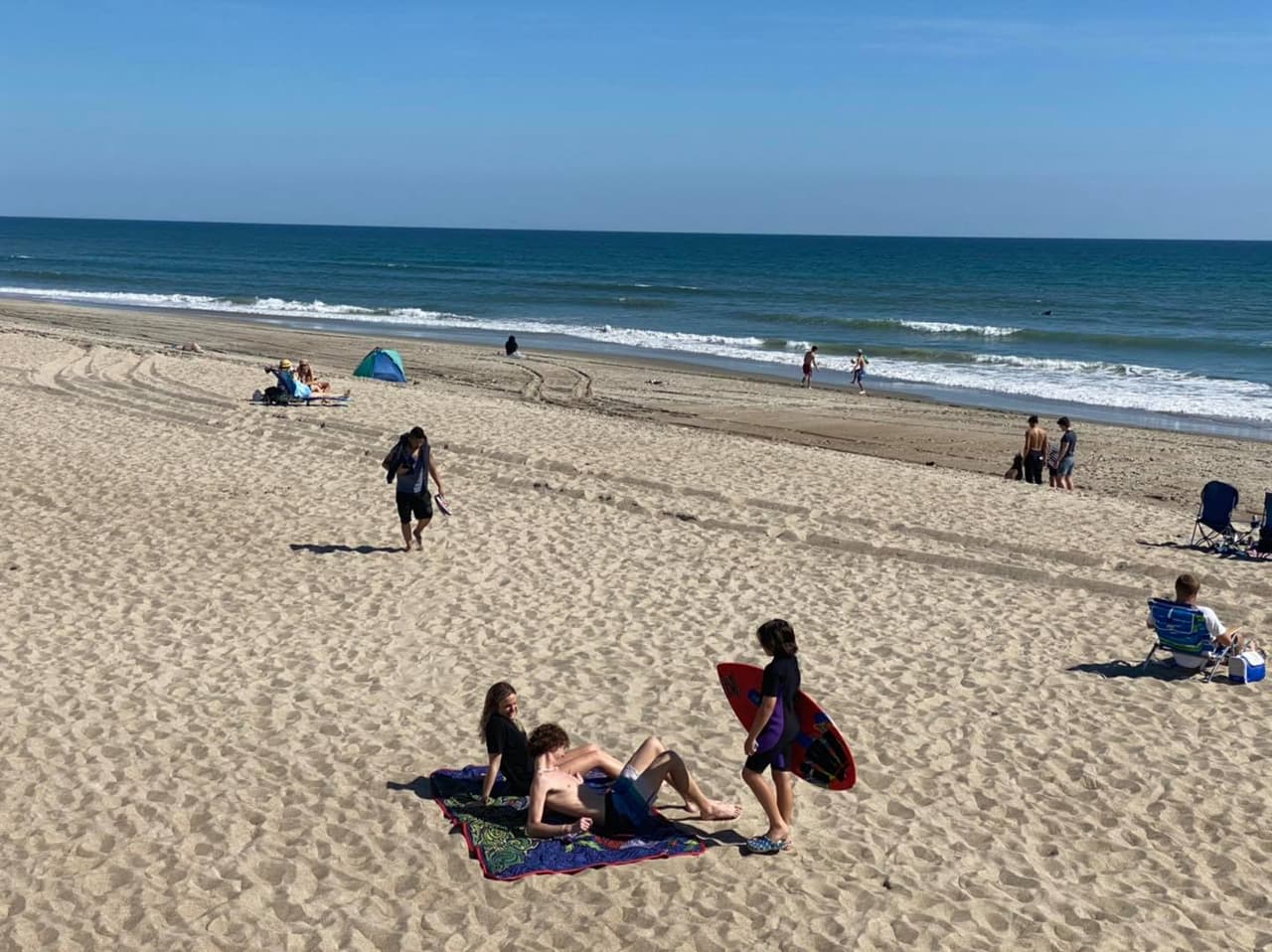 El punto de acceso regional occidental también cuenta con canchas de voleibol. Emerald Isle es parte de la sección Crystal Coast de Carolina del Norte, y la playa Indian Beach también está cerca.