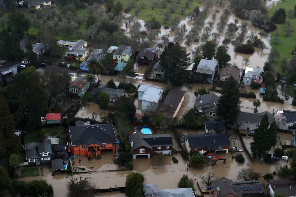 La Junta de Supervisores del condado Sonoma exhortó al gobernador californiano, Gavin Newsom, a abrir los protocolos para declarar un estado de emergencia que eliminaría cualquier restricción, que los equipos de rescate pudieran encontrar para apoyar a la región con las labores de rescate y asistencia a víctimas afectadas por las inundaciones.