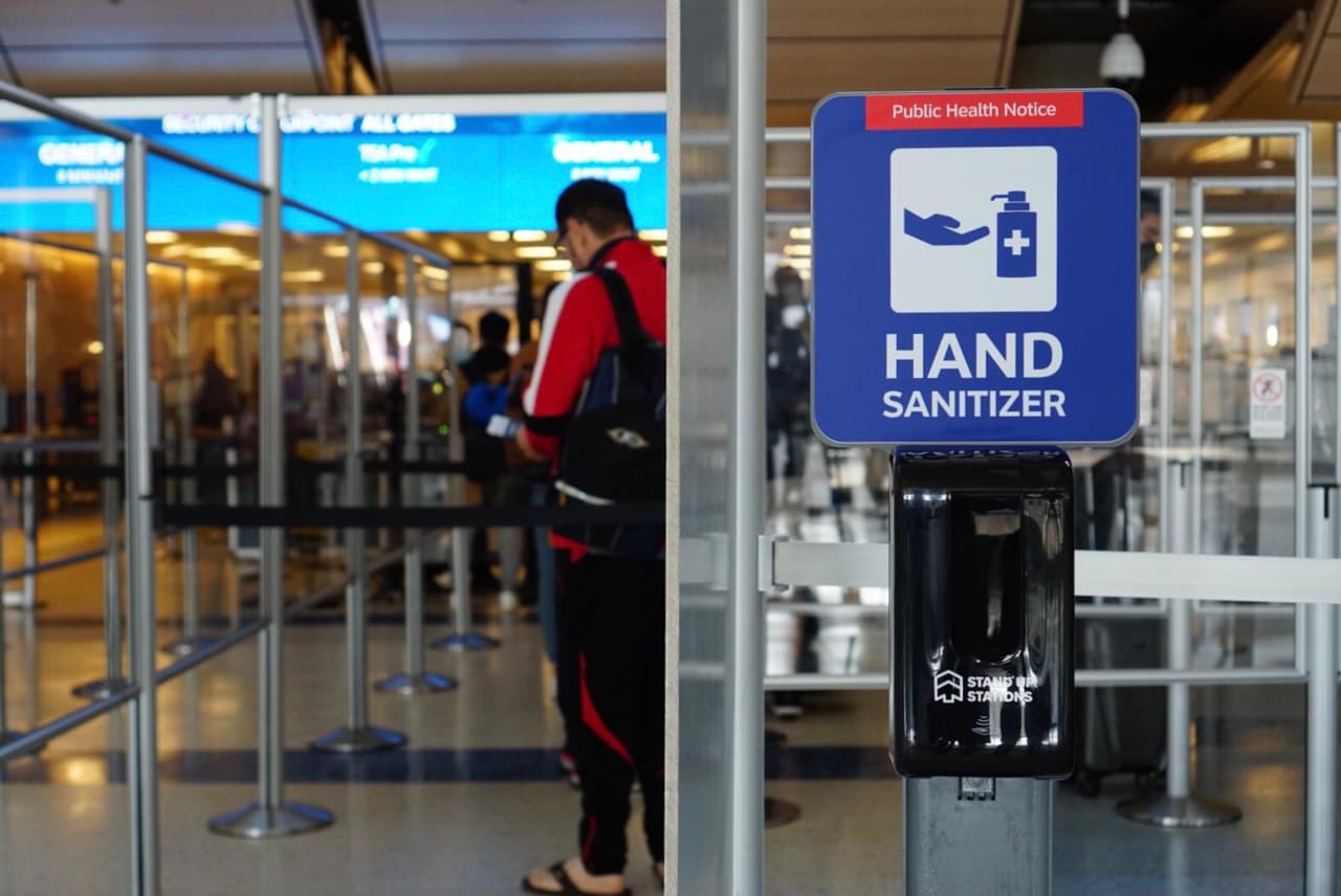 En el número 5 de este ranking de riesgo moderado se encuentran actividades como viajar en avión y asistir a eventos religiosos en grupo a la intemperie.
<br>