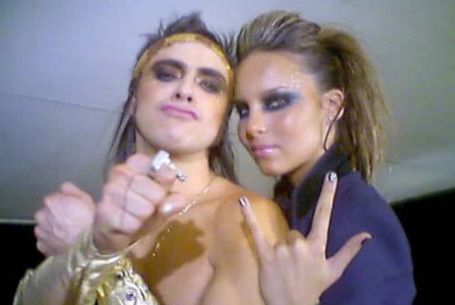 En el 2004 
<b><a href="http://www.univision.com/personas-belinda-peregrin-schull-e">Belinda</a></b> hizo un dueto con el grupo 'Moderatto', el exitoso tema fue un cover de la agrupación 'Timbiriche', siendo 'Muriendo lento' la canción que sonó en varias semanas en el número uno de las estaciones de radio mexicanas.
