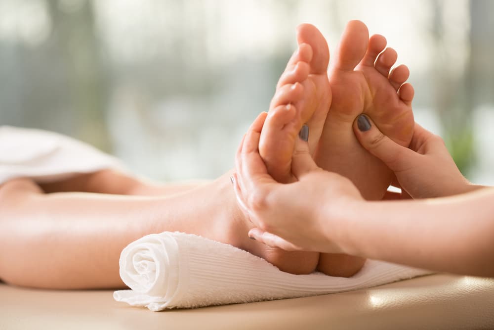Un calzado apretado, impropio, sin un arco plantar adecuado o con una elevación anti anatómica causará muchas complicaciones y problemas serios de salud. Sin embargo, esos mismos pies, bien tratados, mimados, masajeados con un buen aceite, con las manos tocando delicadamente los dedos mientras se ejerce presión en la planta del pie, son grandes factores de estimulación sexual.
