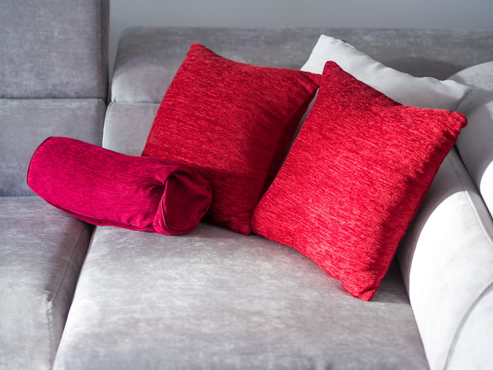 Tampoco hay que abusar con el rojo porque puede ser demasiado abrumador. Pequeños detalles en rojo, como cojines, una lámpara o velas pueden ayudar a gente triste o deprimida porque así les resalta la buena vibra y energía positiva.