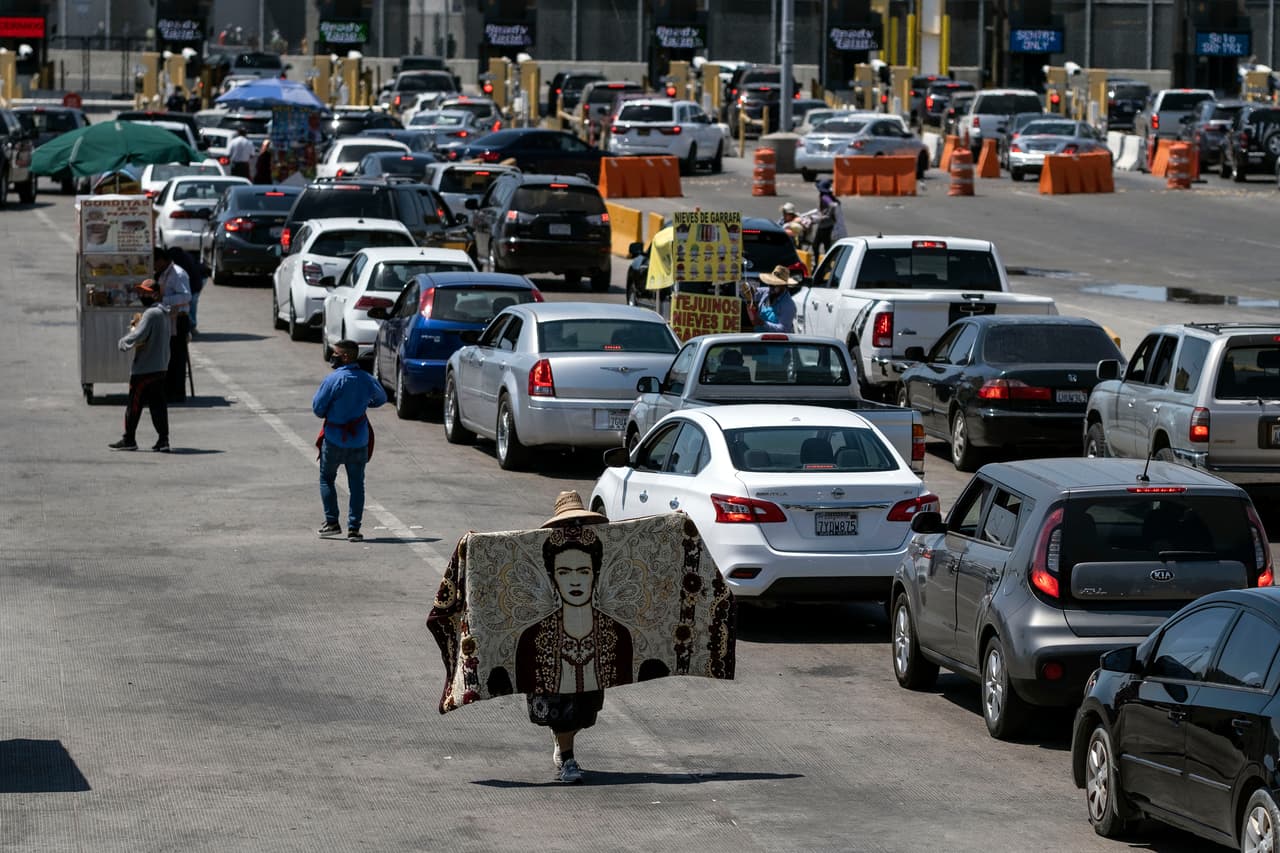 <h3 class="cms-H3-H3">Cierre de la frontera con EEUU</h3>
<br>
<br>A finales de marzo, 
<a href="https://www.univision.com/temas/mexico-city">México</a> y Estados Unidos 
<b>anunciaron la prohibición de viajes "no esenciales" en la frontera que comparten ambos países de 3,100 km de largo y por la que diario transitaban cerca de un millón de peronas, además de servicios que alcanzan los 1,700 millones de dólares. </b>Tiempo después, debido al incremento de afectaciones por parte de la pandemia, el veto se extendió. En imagen, viajeros hacen fila para cruzar hacía EEUU en el puerto de cruce de San Ysidro en Tijuana, México.