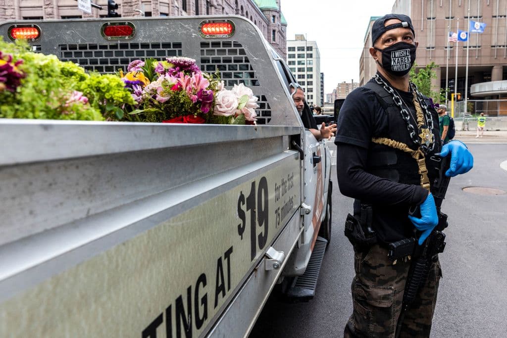 En la imagen se puede ver uno de los hombres armados que acudieron a la marcha 
<b>para garantizar la seguridad de los manifestantes </b>durante la primera de una serie de protestas por el aniversario de la muerte de Floyd. 
<br>