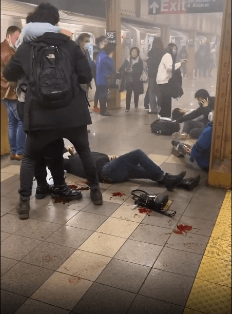 Un viajero quedó tendido en el andén del metro, cubierto de sangre, mientras recibía ayuda de los pasajeros y de los empleados de la MTA.
<br>