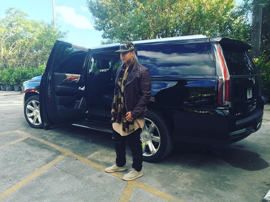 Para un viaje más apacible, lejos de la alta velocidad, Daddy Yankee cuenta con una Cadillac Escalade, que puede comprarse con unos 73,000 dólares.