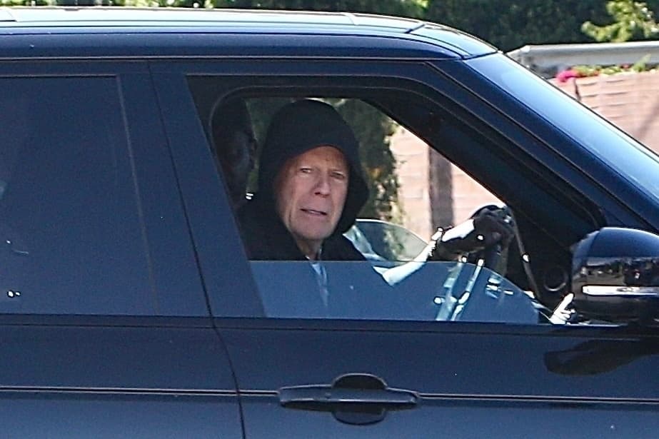 Bruce Willis aparentemente mira a la cámara.