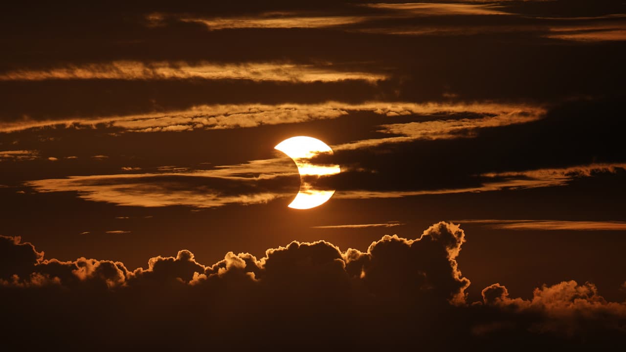 <b>En video. Así se vio el eclipse solar con "anillo de fuego" en EEUU, el primero desde 2017</b>
<br>
<br>El fenómeno fue parcial y visible al norte de EEUU, pero también pudo verse en partes de Canadá, el norte de Europa y Asia.