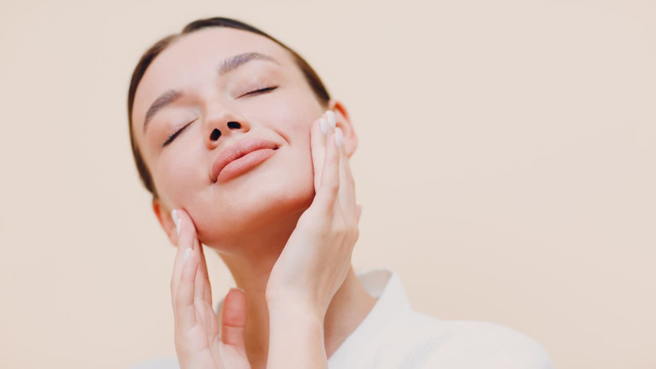 Redefine tu rostro: Rutina de Yoga Facial para una piel más firme