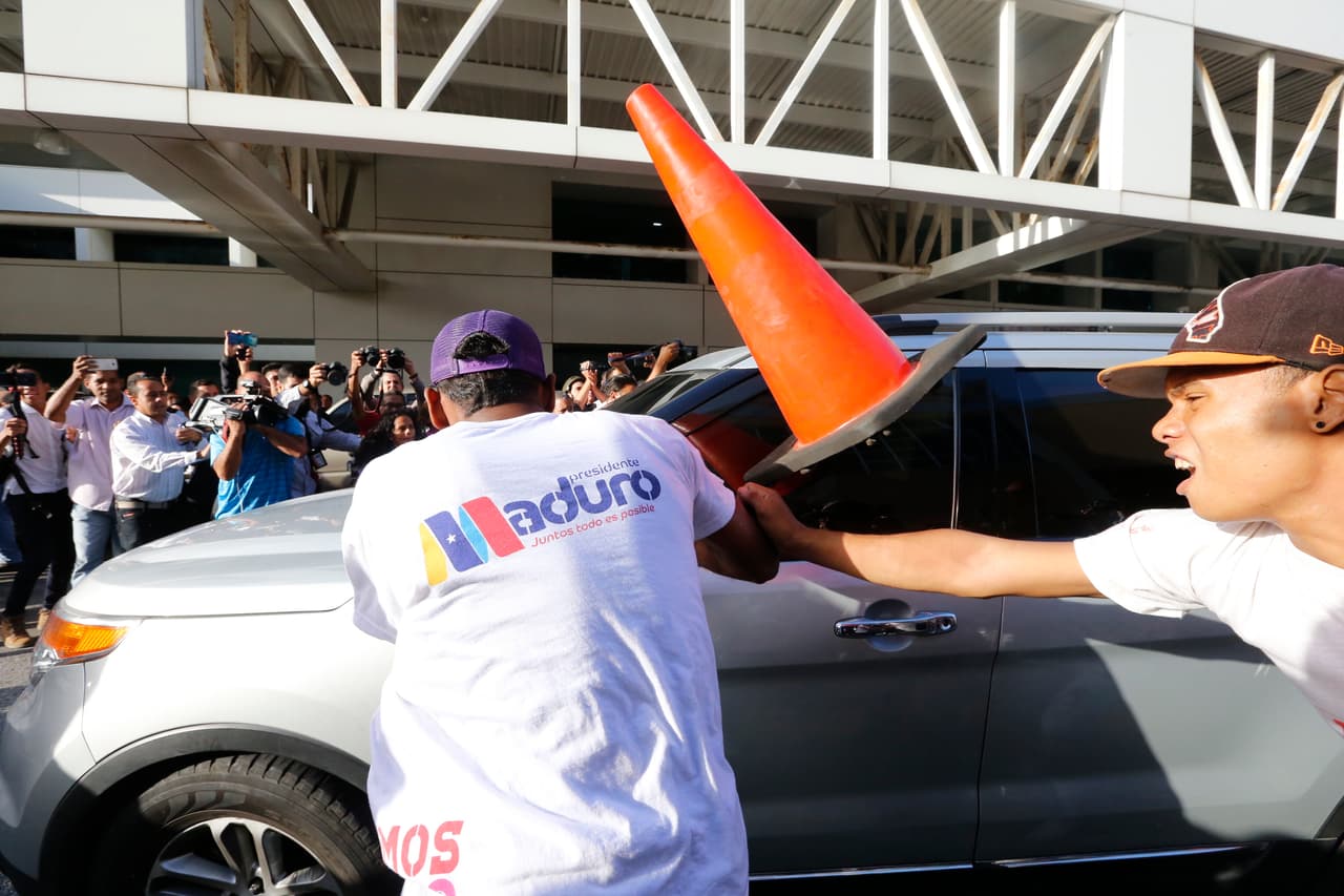 Seguidores de Maduro golpearon el carro en el que Guaidó abandonaba el aeropuerto. 
<br>