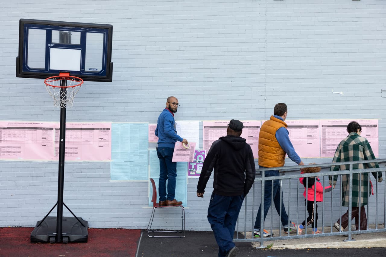 Los votantes llegan para emitir sus votos en las elecciones intermedias de EE. UU. en un lugar de votación en una escuela en Filadelfia, Pensilvania, el 8 de noviembre de 2022.