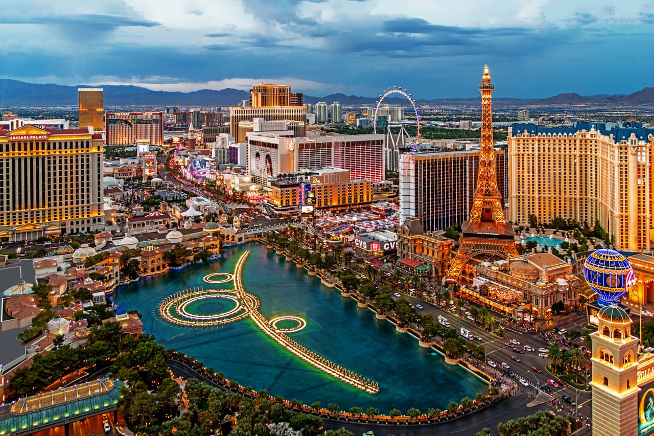<b>Puesto 8. Nevada</b>
<br>
<br>Porcentaje de hogares que reciben cupones de alimentos: 19.3%.
<br>
<br>Total de hogares que reciben cupones de alimentos: 221,242.
<br>
<br>Beneficio promedio por hogar: 220 dólares (el puesto 38 más alto entre todos los estados). 
<br>
<br>En este estado 35.5% de los hogares que reciben cupones alimenticios tienen niños y uno de cada 6 menores enfrenta escasez de alimentos en Nevada. 12.8% de la población 
<a href="https://talkpoverty.org/state-year-report/nevada-2020-report/"><u>sufre de inseguridad alimentaria</u></a>.