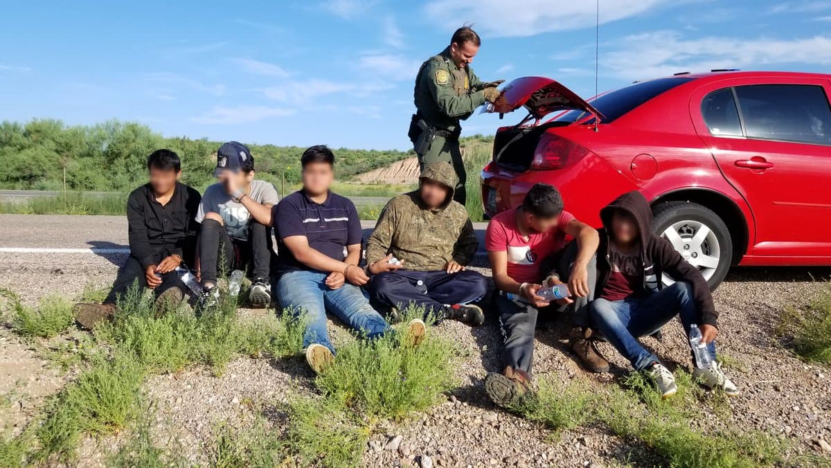 Encuentran a seis migrantes dentro de un vehículo conducido por un ciudadano estadounidense durante una parada de vehículos cerca de Canoa Ranch. El ciudadano estadounidense de 23 años fue arrestado y enfrenta un proceso legal por tráfico de personas.