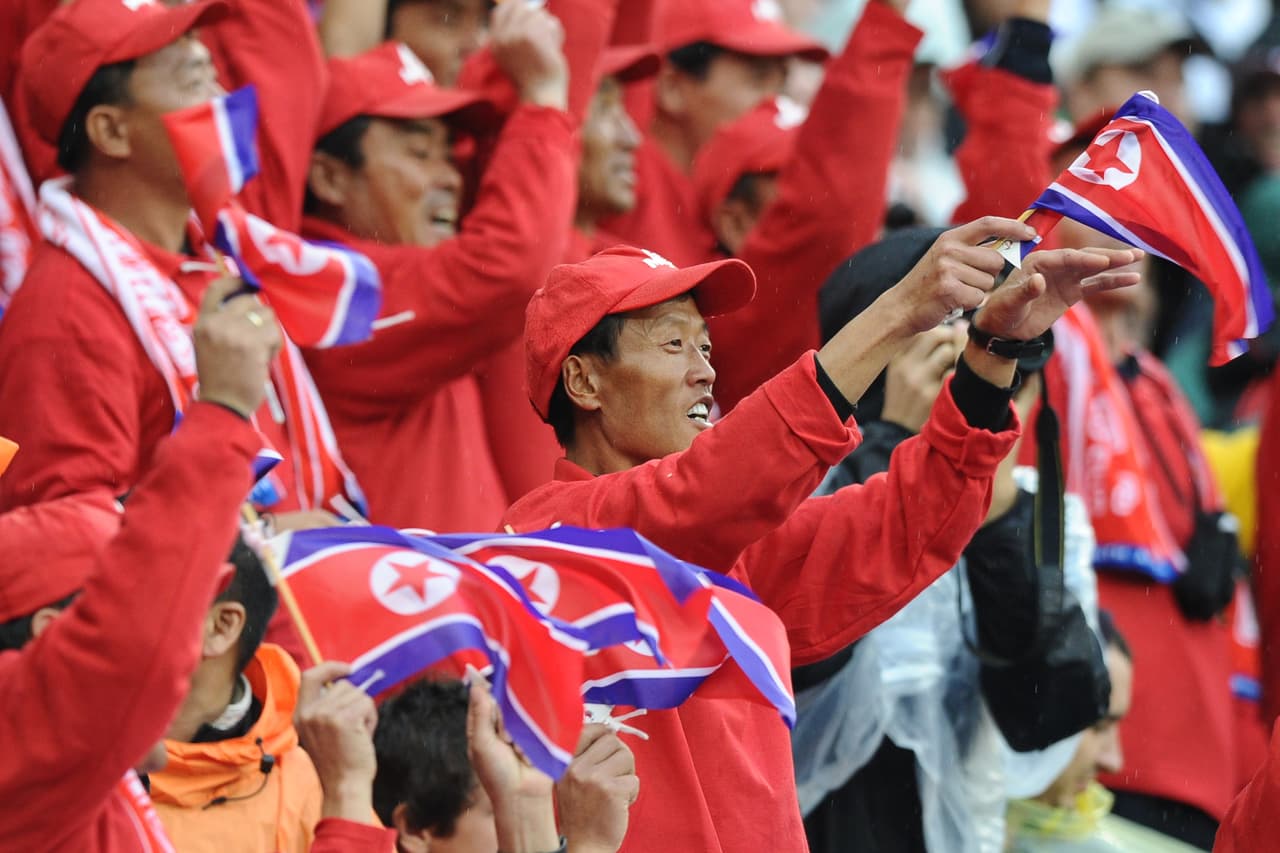 A pesar de las restricciones, y para que las gradas de los estadios cuando jugara Corea del Norte no resultaran absolutamente vacías, China, aliado estratégico de este país y ausente de la Copa 
<b><a href="http://www.telegraph.co.uk/sport/football/world-cup/7719050/Chinese-actors-to-cheer-for-North-Korea-during-World-Cup.html">proveyó actores y músicos (FOTO) para que fueran a alentar al equipo</a></b> norcoreano que resultó ser el último de su grupo y de toda la competencia.
<br>