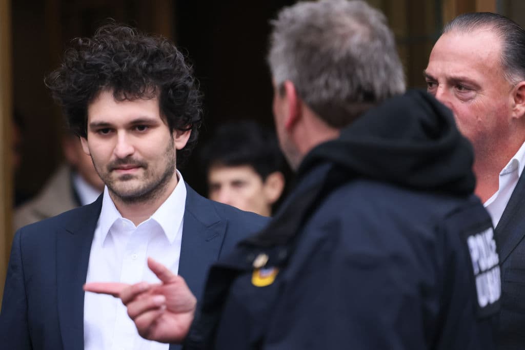 <b><a href="https://www.univision.com/noticias/dinero/sam-bankman-fried-bancarrota-ftx-criptomonedas">Sam Bankman-Fried: el 'rey del cripto' se desploma </a></b>
<br>
<br>Sam Bankman-Fried, fundador de FTX, una de las mayores firmas de intercambio de criptomonedas del mundo, perdió el 94% de su fortuna en unas horas al pasar de 991.5 millones de dólares a 15,200 millones, tras declararse en bancarrota. En unas horas, el hombre de 30 años pasó a ser el ‘rey de las cripto’ a estar en la mirada de investigaciones por sus manejos financieros. Bankman-Fried sería extraditado a los EEUU donde enfrenta ocho cargos.
<br>