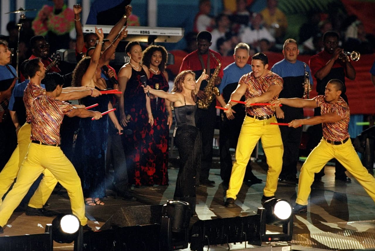 En 1992, la cantante cubana, Gloria Estefan cantó dos canciones durante el medio tiempo y en 1999, regresó junto con Stevie Wonder, Big Bad Voodoo Daddy y el bailarín Savion Glover para entretener a los espectadores.