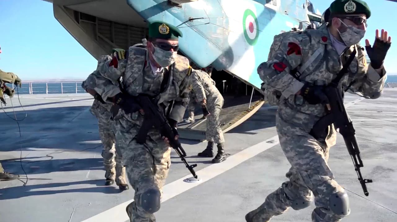 Esta imagen realizada a partir de un vídeo publicado el miércoles 13 de enero de 2021 por el ejército iraní muestra a las tropas saliendo de un helicóptero en el buque logístico Makran durante un simulacro de misiles de corto alcance en el Golfo de Omán, según informó la televisión estatal.
