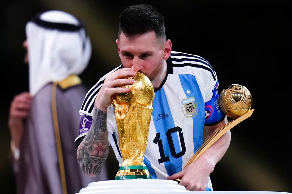 <b><a href="https://www.univision.com/noticias/trending/argentina-copa-del-mundo-celebraciones-fotos">La gloria para Argentina en Qatar 2022: Messi tiene por fin la Copa del Mundo </a></b>
<br>
<br>Tras una final de infarto entre las selecciones de Argentina y Francia, que empataron 3-3 en el tiempo regular y debieron decidir en penales, la selección albiceleste comandada por Lionel Messi se coronó campeona del mundo el 18 de diciembre por tercera vez en su historia y por primera vez en 36 años, cuando se llevó el título en el Mundial de México 1986. El júbilo por la victoria desató un furor multitudinario en suelo argentino. 
<br>
<br>
