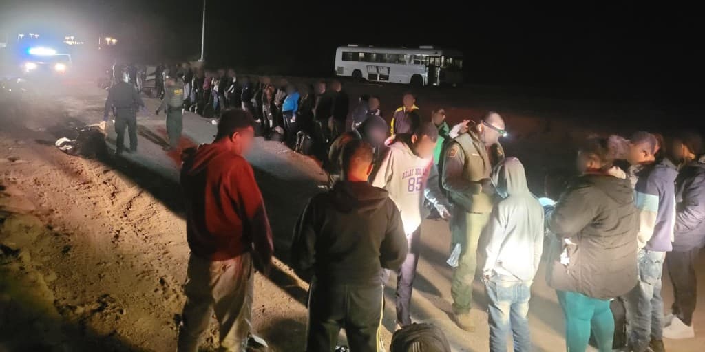 Otro hallazgo reciente dio muestra de que las organizaciones criminales siguen contrabandeando a grandes grupos de personas por zonas rurales de la frontera.