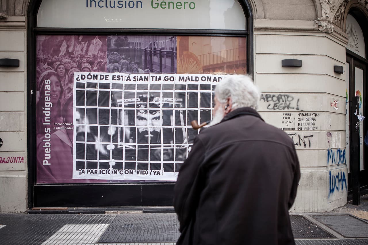 El caso ha perturbado al país y ha provocado que cientos de miles de personas salgan a las calles a protestar. Tras negar inicialmente la intervención de la policía, el gobierno se ha sumado a los llamados a investigar a los agentes de policía por las presuntas irregularidades.
<br>