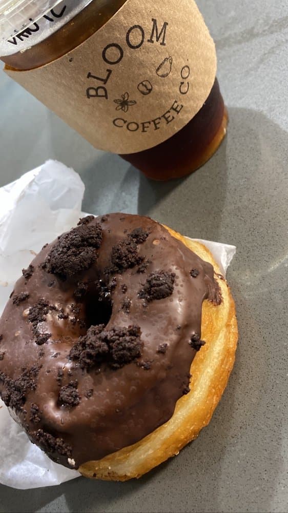 <b>Bloom Coffee</b>
<br>Dirección: 2025 Peachtree St NE Atlanta, GA 30309
<br>Teléfono: (404) 343-6631
<br>Sitio web: 
<a href="http://bloomcoffeecoatl.com">http://bloomcoffeecoatl.com</a> 
<br>
<a href="https://www.yelp.com/map/bloom-coffee-atlanta-3"><b>Cómo llegar</b></a>
<br>
<br>Una usuaria de Yelp dijo: “Amo este nuevo lugar en Buckhead. Su café es fantástico, pero el ambiente es la mejor parte: es súper lindo, un excelente lugar para trabajar y los baristas son muy amables.